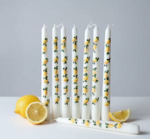 Égayez votre maison avec le charme rafraîchissant de ces bougies coniques au citron peintes à la main (lot de 4) - Product Image 1