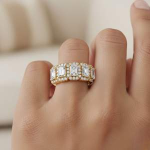 Bague à cinq pierres serties de halo pavé rond en émeraude 1,80 carats total - Product Image 6