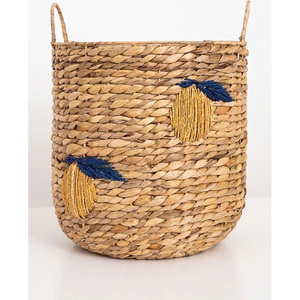 Organisateur de vêtements en jacinthe d'eau tressée à la main, panier de rangement moderne brodé, fait main au Vietnam, HNH Craft - Product Image 1