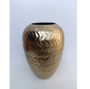 Vase en métal à motifs texturés modernes, récipient décoratif géométrique unique fait à la main, centre de table minimaliste pour la décoration de la maison - Product Image 2