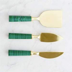 Cuchillo plano para queso (tipo cincel): La hoja ancha y cuadrada está diseñada para cortar o partir trozos de quesos semiduros a duros. - Product Image 1