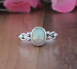 Bague de fiançailles et de mariage classique bohème délicate en argent sterling 925 avec sertissage en bézel, pierre précieuse opale taille brillant, faite à la main - Product Image 4