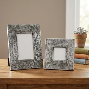 Cadre photo rectangulaire en métal avec design texturé en relief, fait main, pour décoration de table, maison ou bureau - Product Image 4