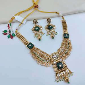 Ensemble collier et boucles d'oreilles de mariée en imitation perle et pierre Pota plaqué or 24 carats - Product Image 2