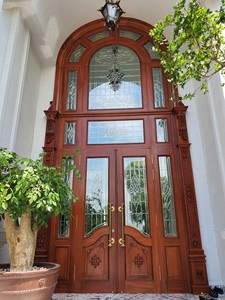 Puerta Doble Abatible de Madera Tradicional y Duradera, Paneles de Vidrio Ornamentados, Herrajes de Latón, Recubrimiento en Polvo, Uso Exterior, Marca KHP, Fácil Instalación - Product Image 3