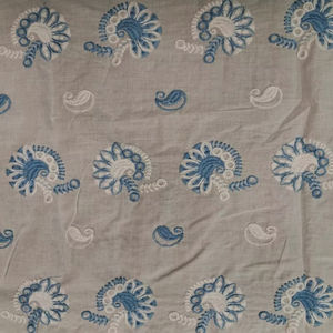 Tela de Algodón Blanco Bordada con Paisley Azul y Hilo Bicolor, Material Ligero para Vestidos - Product Image 2