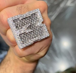 แหวนฮิปฮอปหรูหราประดับเพชรโมอิสซาไนต์ VVS ทรงบาแกตต์ชุบทองคำสีกุหลาบ พร้อมตัวอักษรแบบกำหนดเอง รุ่น Iced Out Champion Ring เงินแท้ S925 - Product Image 1