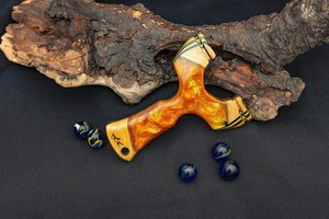 Tirachinas de madera personalizado con acabado efecto llama naranja y detalles negros, diseño ergonómico para uso en exteriores - Product Image 6