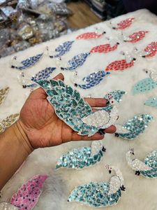 Descubre parches de pájaros bordados con cuentas y detalles vibrantes, ideales para prendas, manualidades, bolsos, accesorios y proyectos. - Product Image 2