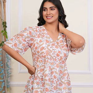 Chemisier court chic blanc en coton style peplum, 100 % lavable et écologique, col en V, manches évasées, silhouette trapèze, idéal pour les tenues décontractées ou de soirée - Product Image 1