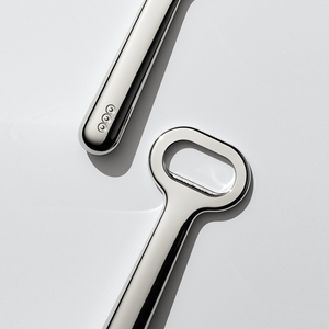 Décapsuleur vintage en chrome argenté en forme d'épinglette, design métallique robuste, accessoire de bar original et unique - Product Image 3