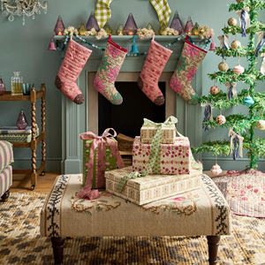 Trio de cloches de Noël décoratives en rotin assorties, exclusivité importateur, avec artisanat tissé pastel - Product Image 3