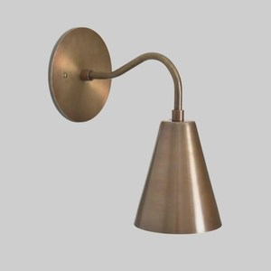Applique murale moderne en laiton, forme de cône géométrique, design minimaliste, luminaire décoratif d'intérieur pour chambre à coucher - Product Image 2
