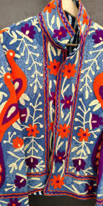 Veste matelassée en laine tricotée respirante brodée à la main Suzani, motifs paon cousus main, manches longues pour femme - Product Image 4