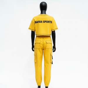 Ensemble t-shirt court et pantalon cargo en molleton de coton et polyester 320 GSM pour femme, jaune, avec logo en silicone - Product Image 2