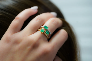 Bague Éternité Vintage en Diamant Taille Émeraude Plaqué Or 18K Certifié IGI pour Femme, Pierre de Naissance d'Oktobre, Sertissage à Griffes - Product Image 4