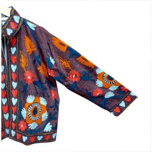 Chaqueta Acolchada ART&ART Ecológica y Transpirable con Bordado a Mano, Cuello Mandarín, Diseño Floral Étnico para Mujer, de Secado Rápido, en Algodón - Product Image 5