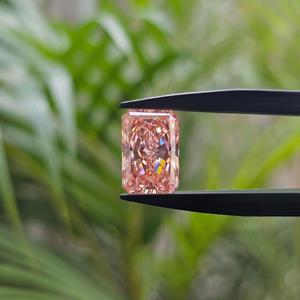เพชรทรงรัศมีสีชมพูสดใส แฟนซี ไดมอนด์ที่ได้รับการรับรองจาก IGI ผลิตในห้องปฏิบัติการ แบบ CVD HPHT สำหรับแหวนหมั้นแบบสั่งทำ ขายส่ง - Product Image 2