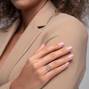 Anillo de Compromiso y Boda de Alta Calidad con Diamante Cultivado en Laboratorio de 2.50 Quilates, Corte Cojín, Oro Amarillo de 14k, Vermeil, Joyería para Fiestas - Product Image 2