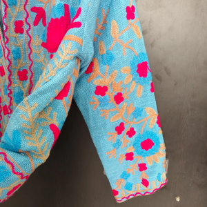 Chaqueta de Algodón Azul Claro Tejida a Mano con Bordados Vibrantes, Estilo Bohemio Artesanal, Ecológica, Transpirable y Distintiva - Product Image 5