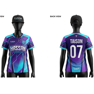 Camiseta deportiva premium para mujer, tela de poliéster transpirable, diseño de panel geométrico en degradado púrpura y verde azulado, sublimación, logotipo personalizado - Product Image 1