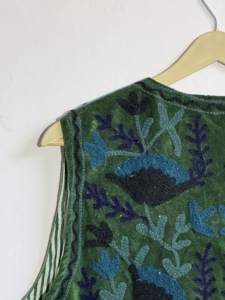 Gilet matelassé en coton brodé fait main |   Veste sans manches florale bohème |   Gilet artisanal d'art populaire |   Gilet réversible à superposer - Product Image 3
