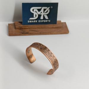 Bracelet en cuivre gravé artisanal, artisanat métallique, manchette ouverte réglable, design traditionnel élégant, pour hommes et femmes, finition antique/polie - Product Image 3
