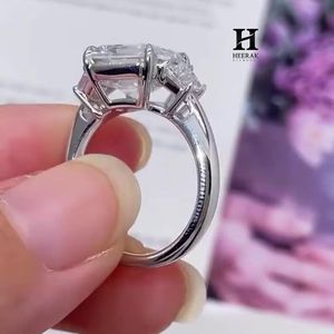 Anillo de Compromiso de Lujo con Diamante Cultivado en Laboratorio, Corte Asscher, Oro Blanco de 14K, Anillo de Tres Piedras con Diamantes Laterales Trapezoidales, Anillo de Boda - Product Image 5