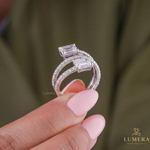 Anillo de Compromiso con Diamante Corte Esmeralda y Banda Pavé en Platino, Estilo Clásico para Mujer, Certificado IGI - Product Image 5