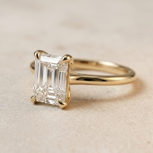 Bague de fiançailles minimaliste en or jaune 18 carats certifiée IGI, solitaire en diamant de laboratoire taille émeraude 4 carats serti à griffes - Product Image 4