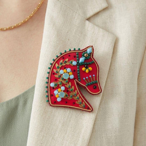Broche Glamour Haut de Gamme Brodée de Cristaux, Faite à la Main, Écologique, en Toile de Coton, Épingle à Bijoux pour Mariage - Product Image 6