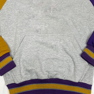 Sudadera personalizada de la fraternidad Omega con cresta gris y morada de chenilla, venta al por mayor de ropa personalizada para fraternidades. - Product Image 5