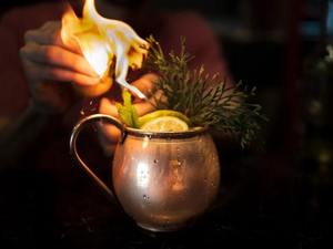 Taza Moscow Mule de Cobre Moderna y Ecológica de Daystar Trade, Acabado Martillado, Asa Clásica, Accesorio de Bar para Bebidas de Cóctel - Product Image 2