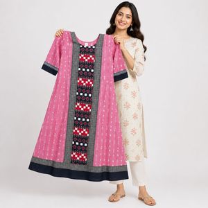 Kurta Ikkat Arts en Tejido Tribal Rosa Pálido – Kurta Étnica Inspirada en el Tejido a Mano en Rosa y Gris Carbón - Product Image 1
