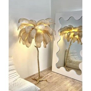 Lámpara de Pie con Plumas de Avestruz y Metal Dorado, Lámpara Decorativa Glamorosa - Product Image 3