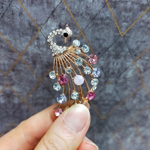 Broche élégante en strass en forme de paon avec base en alliage de zinc - Décoration pour mariage et remise de diplôme - Product Image 5