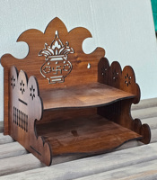 Mandir de prière en bois artisanal avec Kalash Swastik et décors sculptés en lotus – Autel de prière hindou à double étagère |   28x26x23 cm