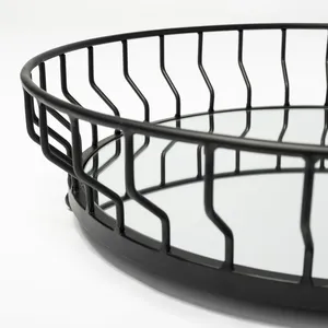 Bandeja Decorativa de Metal de Lujo Hecha a Mano con Detalles Artísticos, Bandeja de Diseño de Lujo para Mesa de Comedor, Mesa de Centro e Interiores - Product Image 3