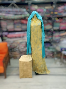 Ensemble en tissu Gorgorad assorti, comprenant un châle bleu roi et or et un dirac Fransawi rouge rubis avec motif jacquard tourbillonnant ton sur ton - Product Image 5