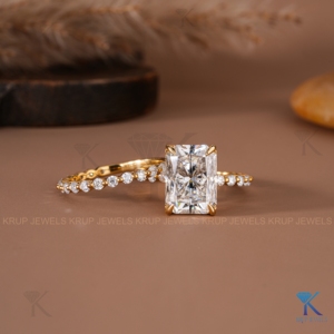 Anillo de compromiso con diamante cultivado en laboratorio de corte radiante, oro amarillo macizo, halo oculto y banda pavé para mujer, joyería fina. - Product Image 2