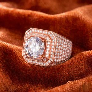 แหวนทรงคุชชั่นประดับมอสซาไนต์สีโรสโกลด์สำหรับผู้ชาย เครื่องประดับฮิปฮอปแบบฝังเพชรขนาดเล็ก เหมาะสำหรับงานหมั้นและงานแต่งงาน - Product Image 2