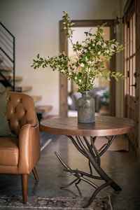 Table d'appoint rustique moderne en fer forgé avec plateau rond en bois massif et base en métal artistique en forme de branche, pour salon ou coin de canapé - Product Image 2