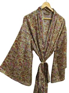 Kimono de Seda Hecho a Mano con Parches de Sari, Túnica Larga para Dormir o como Cubrebaño, Kimono de Seda Sari Reciclada Vintage Hecho a Mano en India - Product Image 3