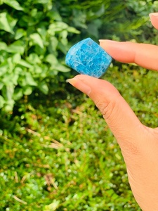 พลอยอะพาไทต์สีน้ำเงินธรรมชาติคุณภาพพรีเมียม รูปทรงอิสระ ขัดเงา ทำมือ ทนทาน ใช้เป็นเครื่องรางเพื่อการบำบัด โดย Muntaha Agate - Product Image 4