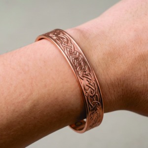 Pulseras de Cobre Puro Hechas a Mano, Chapadas en Bronce Antiguo, con Grabado Floral Vintage, Diseño Abierto, Unisex - Product Image 6