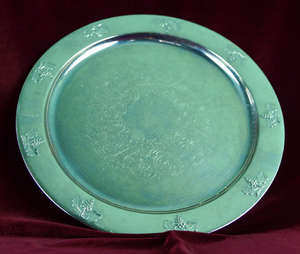 Assiettes de présentation en métal émaillé personnalisées de haute qualité avec logo doré, motif floral gravé, pour décoration de mariage - Product Image 6