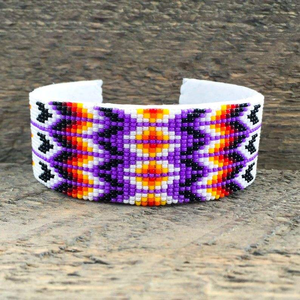 Bracelet manchette brodé de perles fait main, élégant, avec broderie de perles de rocaille - Product Image 4