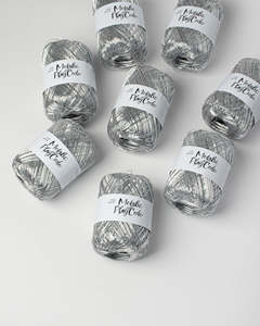 Hilo metálico YARNA (70g) de poliéster para ganchillo, ideal para bolsos de noche, colores vivos, ecológico, suave y refinado al tacto. - Product Image 4