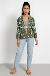 Chaqueta Suzani de Terciopelo Tejida a Mano de Inspiración Vintage con Bordado, Estilo Boho Fusion, Forro de Algodón Vibrante para Mujer - Product Image 6