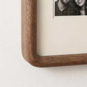 Cadre photo en noyer massif, présentoir à 4 bandes pour photos, cadre en bois de style mid-century - Product Image 3
